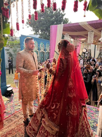 Tejashwi Yadav Wedding: рд▓рд╛рд▓реВ рдкреНрд░рд╕рд╛рдж рдпрд╛рджрд╡ (Lalu Prasad Yadav) рдФрд░ рд░рд╛рдмрдбрд╝реА рджреЗрд╡реА (Rabri Devi) рдХреЗ рдЫреЛрдЯреЗ рдмреЗрдЯреЗ рдФрд░ рдмрд┐рд╣рд╛рд░ рдХреЗ рдбрд┐рдкреНрдЯреА рд╕реАрдПрдо рд░рд╣реЗ рддреЗрдЬрд╕реНрд╡реА рдпрд╛рджрд╡ рдиреЗ рдЧреБрд░реБрд╡рд╛рд░ 9 рджрд┐рд╕рдВрдмрд░ рдХреЛ рд╢рд╛рджреА рд░рдЪрд╛ рд▓реАред рддреЗрдЬрд╕реНрд╡реА рдХреА рдкрддреНрдиреА рдХрд╛ рдирд╛рдо рдПрд▓реЗрдХреНрд╕рд┐рд╕ рд░реЗрдЪрд▓ рд╣реИред┬а