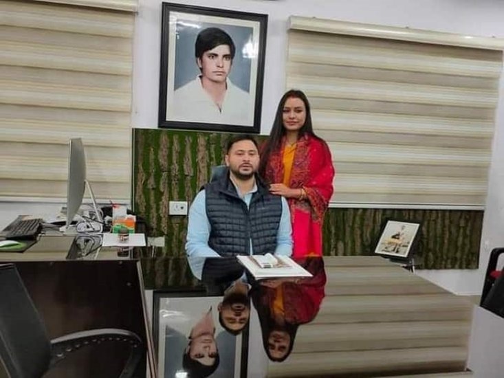 तेजस्वी की पत्नी रेचल ईसाई परिवार से संबंध रखती हैं। तेजस्वी के मामा साधु यादव ने क्रिश्चियन लड़की से शादी करने के लिए खूब कटु शब्द कहे हैं। बता दें कि इससे पहले भी देश के कई चर्चित नेता क्रिश्चियन धर्म में शादी कर चुके हैं।