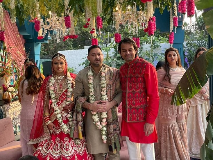 तेजस्वी शादी में गोल्डन शेरवानी में दिखे तो वहीं उनकी पत्नी राशेल लाल लहंगे में काफी खूबसूरत लग रही थीं।