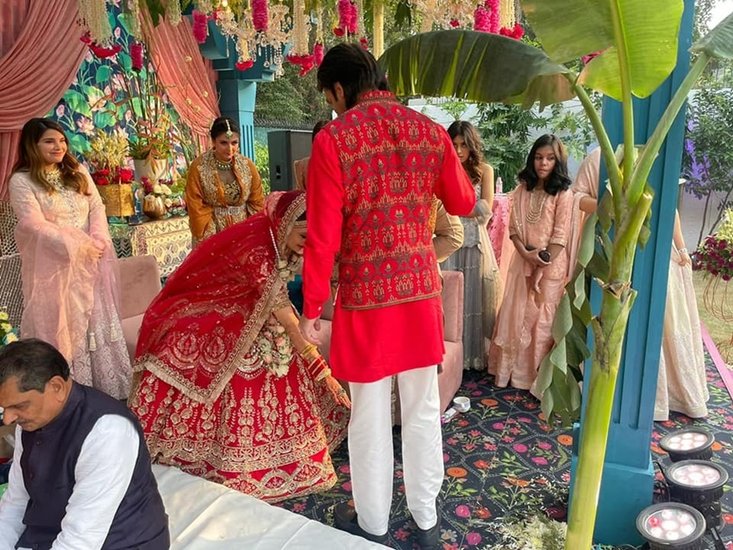 अपने जेठ तेज प्रताप के पैर छूकर आशीर्वाद लेतीं एलेक्सिस। (यह भी पढ़ें- ना मांसाहार ना डीजे, तेजस्वी की शादी में थ कुछ ऐसा इंतजाम)