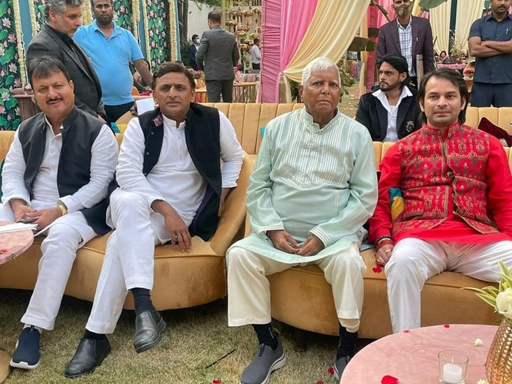 अखिलेश यादव भी परिवार के साथ इस शादी में मौजूद रहे।