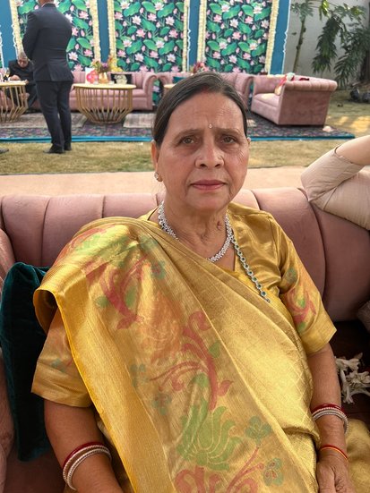 राबड़ी बेटे की शादी में काफी खुश नजर आईं।