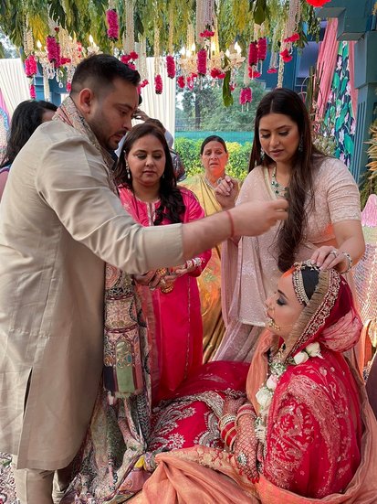 Tejashwi Yadav Marriage: लालू प्रसाद (Lalu Prasad Yadav) और राबड़ी देवी (Rabri Devi) के छोटे बेटे तेजस्वी ने शादी कर ली है। तेजस्वी यादव की शादी दिल्ली की एलेक्सिस से हुई है। बताया जा रहा है कि शादी के बाद एलेक्सिस का नाम राजेश्वरी देवी होगा। बेटे की शादी में हर मां की तरह राबड़ी देवी भी काफी खुश नजर आईं। देखिए तस्वीरें: 