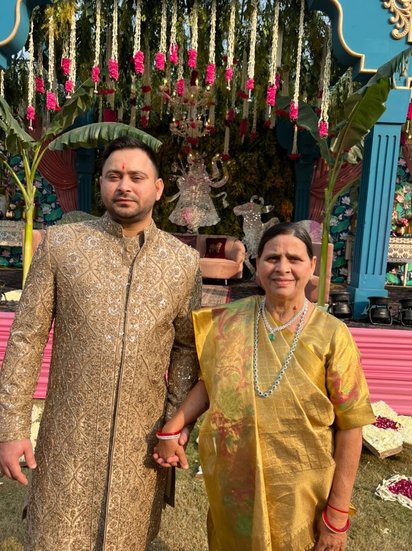 राबड़ी देवी ने एक इंटरव्यू में बताया था कि उन्हें ऐसी बहू चाहिए जो मॉल ना जाती हो। उनका कहना था कि वह घर परिवार संभालने वाली लड़की को ही अपनी बहू बनाएंगी।