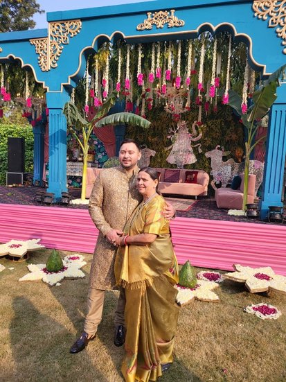 बेटे तेजस्वी के साथ राबड़ी देवी की यह तस्वीर खूब वायरल हुई।