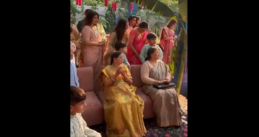 अपनी समधन के साथ बैठकर बच्चों के फेरे देखते हुए राबड़ी देवी।