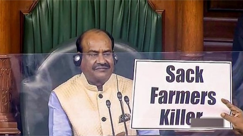 अजय मिश्र टेनी को हटाने की मांग को लेकर सदन में प्लेकार्ड लहराते विपक्षी सांसद (फोटो: पीटीआई)