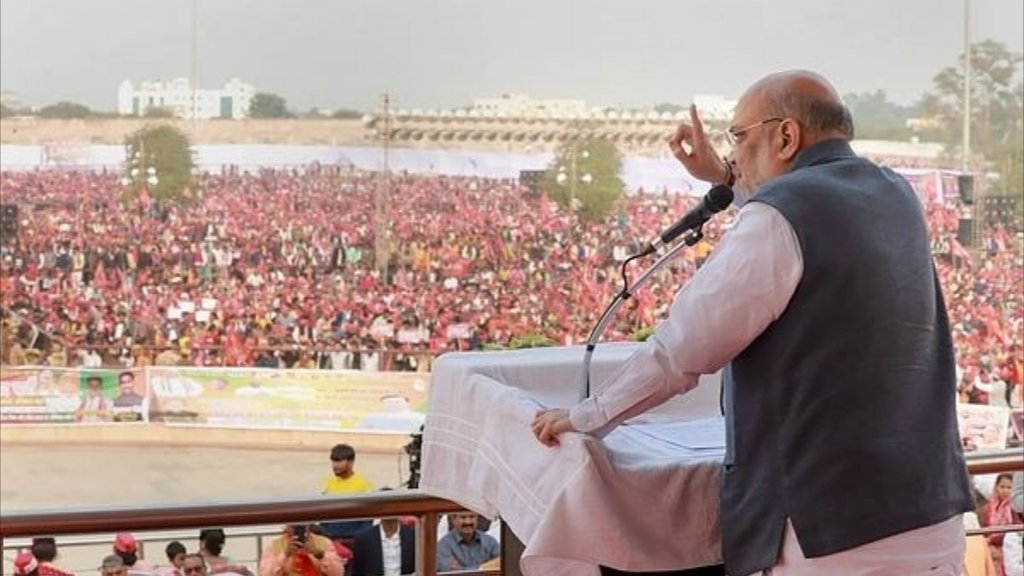उत्तरप्रदेश की एक रैली में केंद्रीय गृह मंत्री अमित शाह (फोटो: पीटीआई)