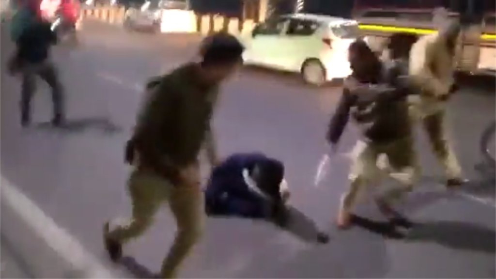 शनिवार को लखनऊ में पुलिस ने शिक्षक भर्ती की मांग कर रहे अभ्यर्थियों पर लाठीचार्ज किया। (फोटो: सोशल मीडिया)