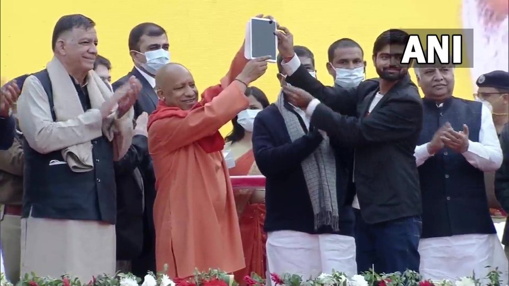 मुख्यमंत्री योगी आदित्यनाथ ने लखनऊ में मुफ्त टैबलेट और स्मार्टफोन वितरण अभियान का शुभारंभ किया। (फोटो: एएनआई)