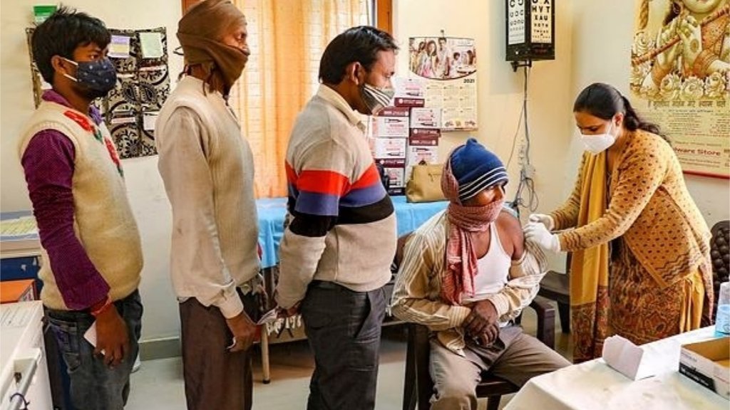 कम टीकाकरण कर रहे या कोरोना के ज्यादा मामला दर्ज कर रहे राज्यों में केंद्रीय टीम को भेजा गया है। (फोटो: पीटीआई) 