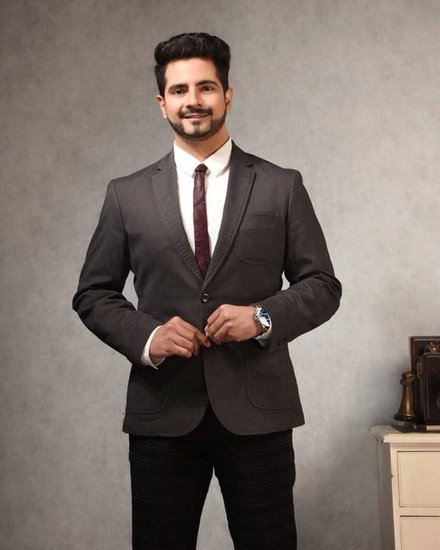 करण मेहरा शो में नैतिक सिंघानिया का प्रमुख किरदार निभाते थे। वह फैशन डिजाइनर बनना चाहते थे। उन्होंने देश के प्रतिष्ठित संस्थान से फैशन डिजाइनिंग का कोर्स भी किया था। वह अपने बैच के टॉपर थे। एक फिल्म के लिए उन्होंने कॉस्ट्यूम डिजाइनिंग का काम भी किया। लेकिन किस्मत में उनके एक्टर बनना लिखा था।&nbsp;