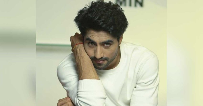 हर्षद चोपड़ा शो  में अभिमन्यु बिड़ला का लीड रोल प्ले करते हैं। 39 साल के होने जा रहे हर्षद संग कई एक्ट्रेसेस का नाम जुड़ा लेकिन हर्षद ने खुद के लिए अनमैरिड रहना ही चुना है।