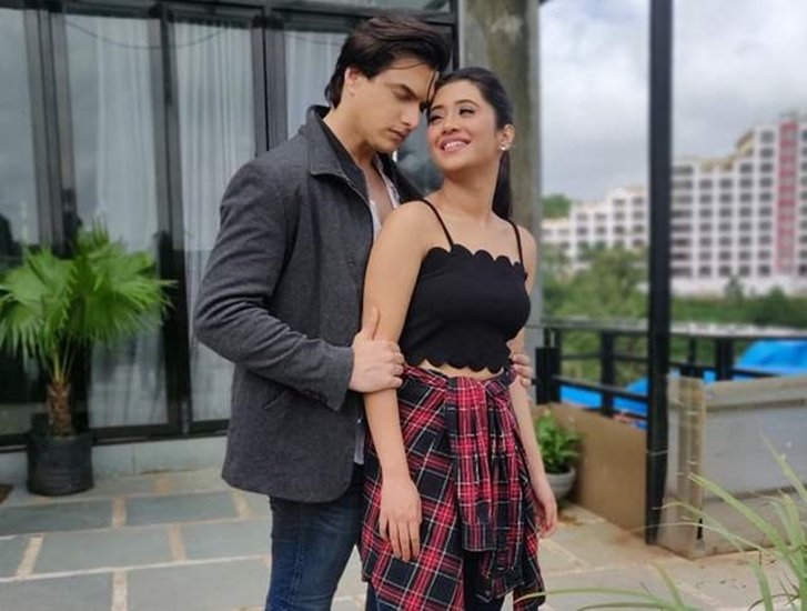 मोहसिन खान शो में कार्तिक का किरदार निभाते हैं। वह लड़कियों के बीच काफी लोकप्रिय हैं. कुछ एक्ट्रेसेस के साथ उनका नाम भी जुड़ा लेकिन वह फिलहाल सिंगल हैं।