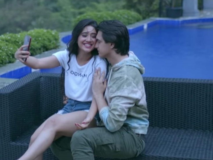 शिवांगी जोशी ये रिश्ता.. में नायरा के किरदार से बहुत फेमस हुईं। उनका नाम शो के ही एक्टर मोहसिन खान संग जुड़ा था। हालांकि शिवांगी जोशी फिलहाल अनमैरिड हैं और आने वाले कुछ सालों में उनका शादी का कोई प्रोग्राम भी नहीं है।