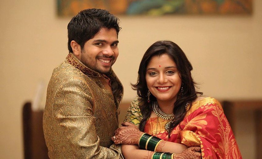 ये रिश्ता क्या कहलाता है में देव्यानी सिंघानिया का किरदार निभाने वालीं क्षिती जोग के पति हमेंत धोमे भी टीवी इंडस्ट्री से बाहर के हैं। वह मराठी सिनेमा से जुड़े हैं। (यह भी पढ़ें- ‘रेखा मेरे पति संग आखिरी वक्त तक खड़ी रहीं..’, विनोद मेहरा की पत्नी किरण ने खोले कई राज)