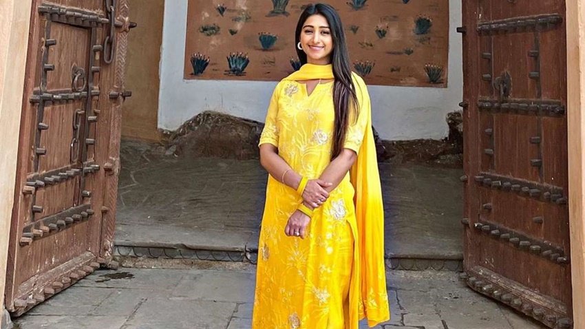 मोहिना सिंह रियलिटी शो हारने के बाद स्ट्रगल कर रही थीं। ये रिश्ता क्या कहलाता है में उन्हें कीर्ति का रोल मिला और वह टीवी की दुनिया में स्थापित हो गई थीं।