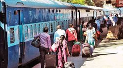 Indian Railway IRCTC: महिलाओं को ट्रेन में मिलेगी कंफर्म सीट, रेलवे ने हर डिब्बे में की इतनी सीट आरक्षित, जानिए कैसे मिलेगा फायदा