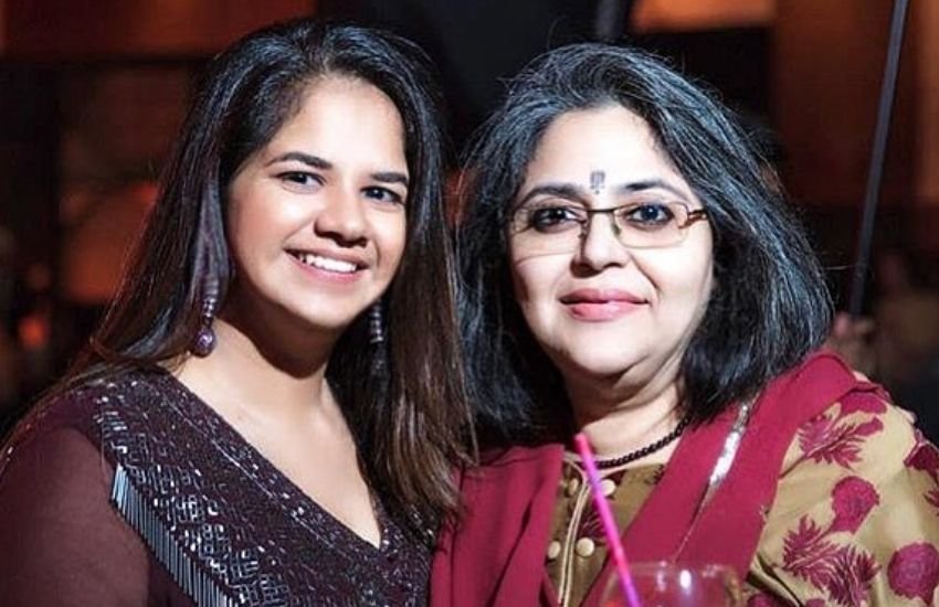 आस्था खन्ना सर्टिफाइड इंटिमेसी कोऑर्डिनेटर हैं। आस्था ने अमेरिका के लॉस एंजिल्स स्थित इंटिमेसी प्रोफेशनल्स एसोसिएशन से इंटिमेसी कोऑर्डिनेशन का 16 हफ्ते का कोर्स किया है।