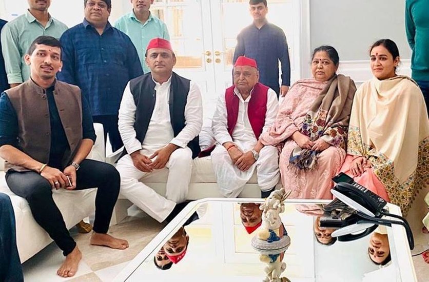 साधना ने बताया था कि अखिलेश उनसे अकसर मिलते हैं और बहुत सम्मान करते हैं। साधना ने बताया था कि आज तक कभी भी अखिलेश ने उनसे ऊंची आवाज में बात नहीं की है।