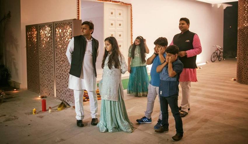 डिंपल ने बताया था कि अखिलेश अपने बिजी शेड्यूल के बावजूद भी परिवार और बच्चों के लिए जितना हो सके उतना अधिक समय निकालने की कोशिश करते हैं।