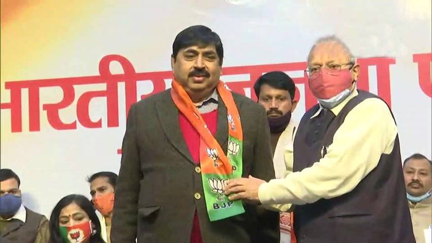 प्रमोद गुप्ता ने हाल ही में बीजेपी जॉइन कर ली। बीजेपी में जाते ही उन्होंने अखिलेश यादव पर निशाना साधा और कह दिया कि उन्होंने मुलायम सिंह को बंधक बना कर रखा है।