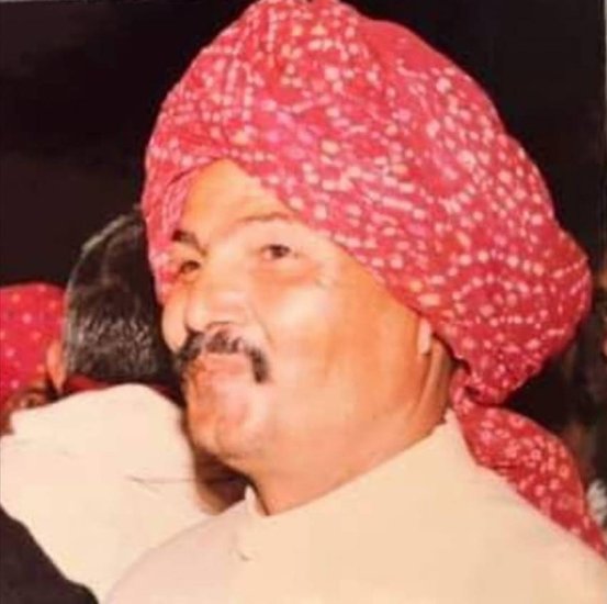 रूपाली दीक्षित हत्या समेत कई संगीन अपराधों के आरोप में जेल में बंद बाहुबलि राजनेता अशोक दीक्षिक की बेटी हैं। 