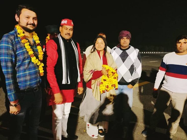 रुपाली दीक्षित ने नॉमिनेशन के बाद मीडिया से बात करते हुए कहा था कि यूपी में जातिवाद बसा है और मुझे जवाब देना है। शायद इसीलिए मैंने पकड़ बनाकर अखिलेश यादव को तीन मिनट में अपना दर्द बताया। 