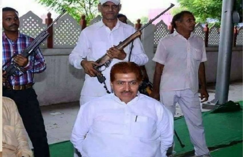 सपा रालोद गठबंधन से मदन कसाना उर्फ मदन भैया को लोनी विधानसभा सीट से टिकट दिया गया है। मदन भैया पर जानलेवा हमले, गैंगस्टर एक्ट जैसे करीब 10 मुकदमें दर्ज हैं। करीब चार केस में कोर्ट में सुनवाई भी चल रही है।