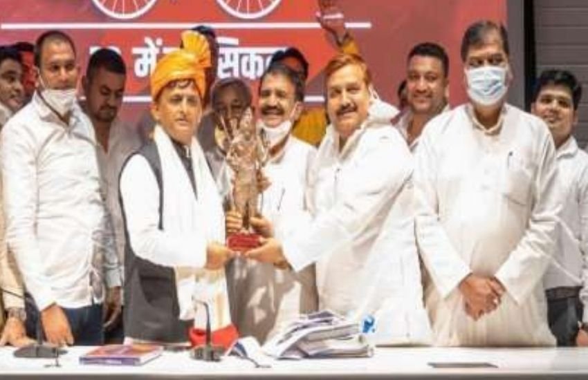 सपा रालोद गठबंधन से अमरपाल शर्मा को गाजियाबाद की साहिबाबाद सीट से प्रत्याशी बना गए हैं। अमरपाल शर्मा पर आठ मुकदमें दर्ज है, जिसका शर्मा ने खुद नामांकन में दिखाया है। इसमें हत्या, हत्या की साजिश, रंगदारी समेत अन्य संगीन मामले हैं।