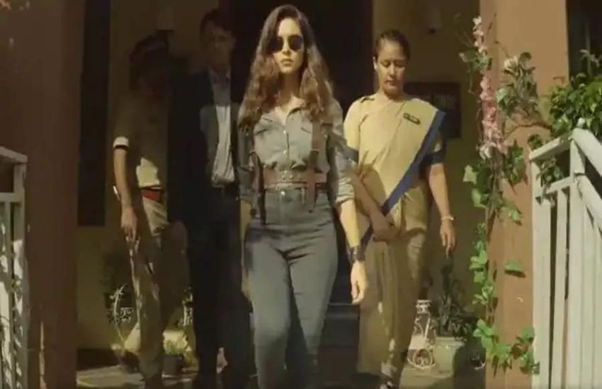 आमना ने बताया कि वह कई दिनों तक सोशली लोगो से कटकर केवल पुलिस ऑफिसर्स के बहुत सारे इंटरव्यू और डॉक्यूमेंट्री फिल्में देखती रहीं थ्ज्ञीं।