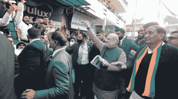 कोरोना काल में थूक लगाकर पर्चे कौन बांटता है? अमित शाह के वायरल वीडियो पर पूर्व IAS का तंज, AAP नेता ने भी घेरा