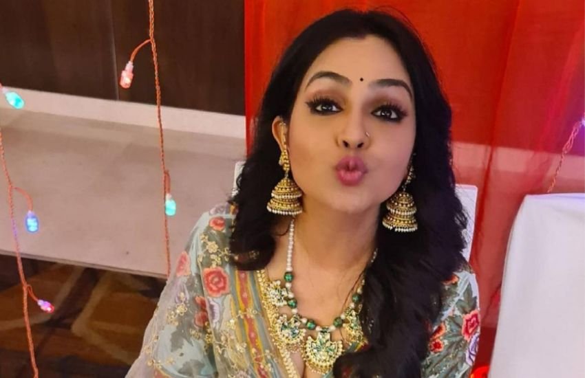 अंगूरी ने भी टाइम्स ऑफ इंडिया को दिए इंटरव्यू में ही शिल्पा के इस प्रतिक्रिया पर अपना जवाब देते हुए कहा था कि वह अंगूरी भाभी का किरदार कर रही हैं, किरदार जैसा है वह वैसी ही एक्टिंग करती हैं।