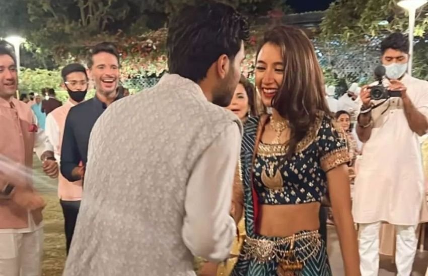 अंबानी फैमिली में बहुत जल्द शादी की शहनाई बजने वाली हैं। अनिल और टीना अंबानी के बेटे अनमोल अंबानी की शादी की रस्में शुरू हो चुकी हैं। हालांकि,अंबानी परिवार की ओर से अभी को आधिकारिक बयान शादी को लेकर नहीं आया है, लेकिन अनमोल और कृशा संग टीना की तस्वीरों को देखकर शादी की रस्मों की अटकलें वायरल हो रही हैं।