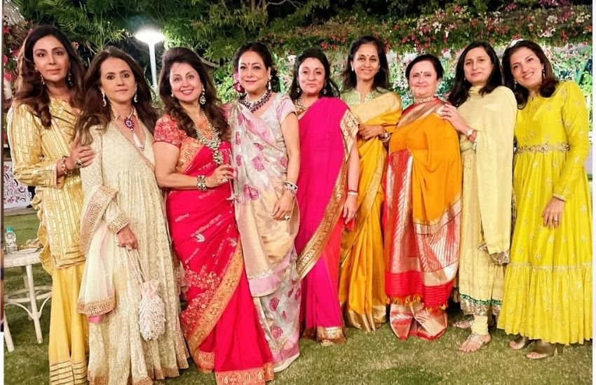 टीना अंबानी को बेटे अनमोल और उनकी मंगेतर कृशा शाह के साथ देखा जा सकता है। साथ ही फोटो में सुप्रिया सुले और रीमा कपूर हैं, जिनके बेटे अरमान जैन कथित तौर पर अनमोल अंबानी के करीबी दोस्त हैं। 