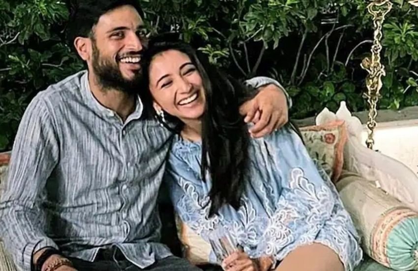 बता दें कि 12 दिसंबर को अनमोल के जन्मदिन पर ही कृशा संग सगाई की खबर आई थी।