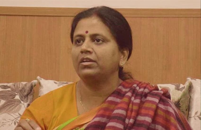 बीजेपी की काफ़ी सक्रिय नेता और प्रदेश मंत्री रहीं प्रेमलता कटियार की बेटी नीलिमा कटियार योगी सरकार में मंत्री हैं और अब वह भी अपनी मां की तरह बीजेपी में सक्रिय महिला नेता बन गई हैं। अपने क्षेत्र में प्रबुद्ध सम्मेलन कराकर नीलिमा भी बीजेपी की पावरफुल नेता में शामिल हो गई हैं। कानपुर की कल्याणपुर सीट से पहली बार विधायक और योगी सरकार के विस्तार में मंत्री बनी नीलिमा ने संगठन में भी कार्यसमिति सदस्य से लेकर प्रदेश मंत्री और महामंत्री तक के पद पर रही हैं।