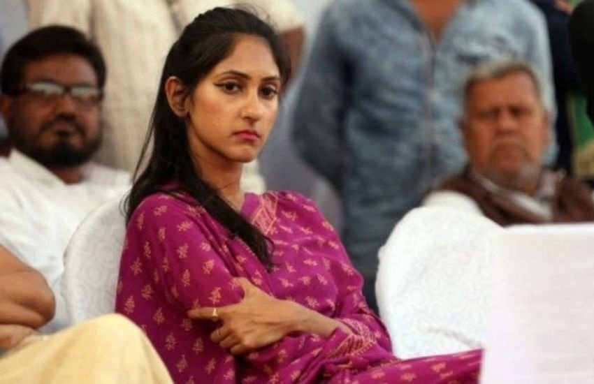 कभी प्रियंका गांधी की चहेती रही अखिलेश सिंह की बेटी अदिति सिंह ने भी बीजेपी का दामन थाम लिया। अब वह बीजेपी में आते ही प्रियंका गांधी को ललकारने लगी हैं। अदिति ने प्रियंका को रायबरेली में अपने सामने लड़ने तक को ललकारा है।
