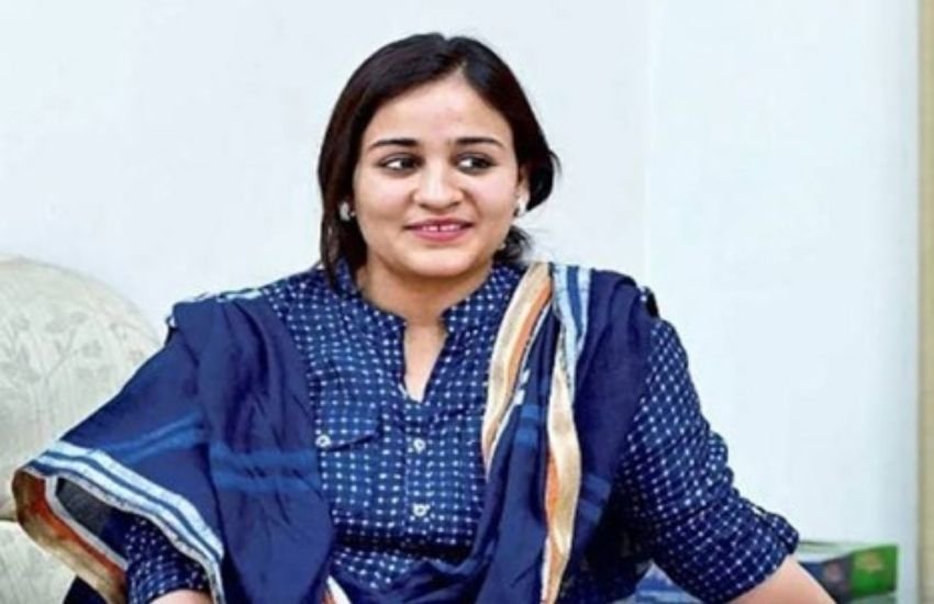 मुलायम और साधना गुप्ता की बहू अपर्णा यादव भी सपा को छोड़ बीजेपी की नैया में सवार हो गई हैं। अपर्णा ने बीजेपी के राष्ट्रवाद को ही अपना सपना बताया है। सपा के वोट बैंक में सेधमारी के लिए अपर्णा महत्वपूर्ण साबित होंगी।