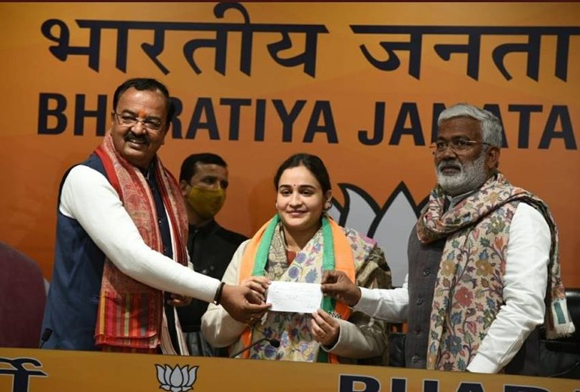 Aparna Yadav Join BJP: मुलायम सिंह यादव (Mulayam Singh Yadav) की छोटी बहू अपर्णा यादव बुधवार को भारतीय जनता पार्टी में शामिल हो गईं। उन्होंने केशव प्रसाद मौर्य (Keshav Prasad maurya) और स्वतंत्र देव सिंह (Swatantra Dev Singh) की उपस्थिति में बीजेपी (BJP) जॉइन की। बता दें कि अखिलेश यादव (Akhilesh Yadav) के छोटे भाई प्रतीक यादव (Prateek Yadav) की पत्नी अपर्णा 2017 में लखनऊ कैंट से विधानसभा का चुनाव लड़ी थीं।