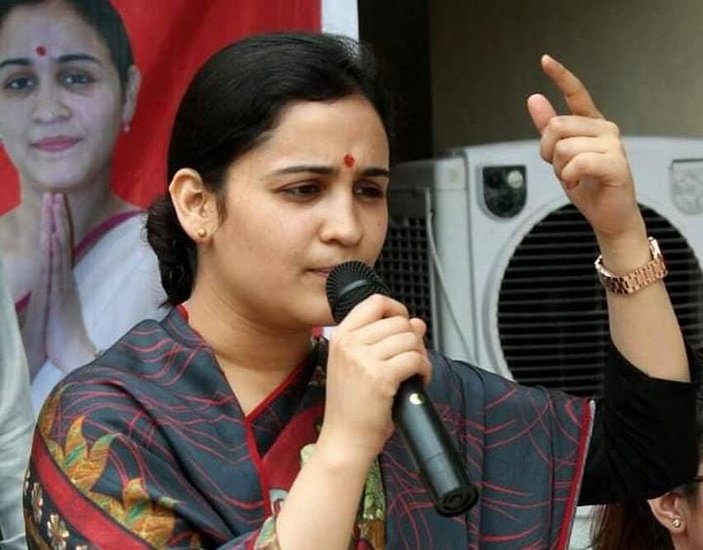 अंत में हुआ वही जिस बात का अपर्णा को डर था। वह बीजेपी की रीता बहुगुणा से अपना चुनाव हार गईं। हालांकि सपा ने उन्हें जिताने के लिए पूरी ताकत झोंक दी थी।