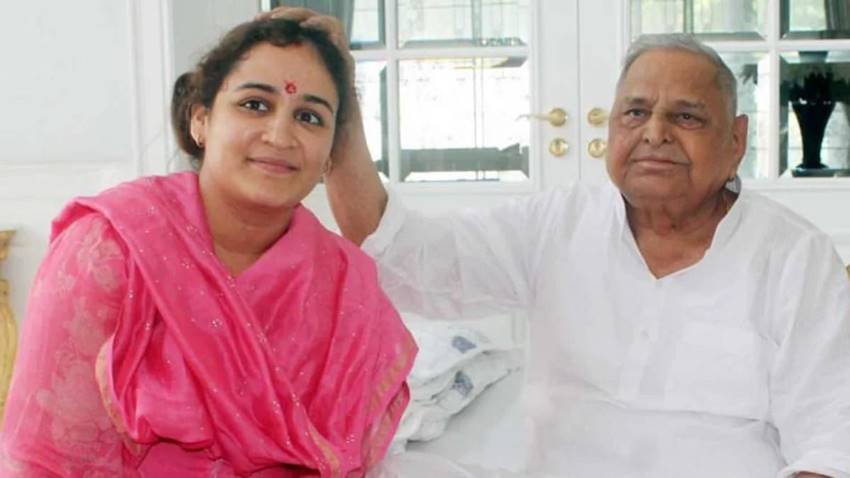 मुलायम ने कहा था कि अपर्णा मेरी छोटी बहू है। इसे जिताइए क्योंकि इससे मेरा सम्मान जुड़ा है। मुलायम के इस अपील के बाद भी अपर्णा जीत नहीं पाई थीं।