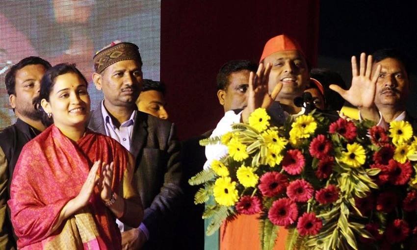 डिंपल यादव के बाद समाजवादा पार्टी के मुखिया अखिलेश यादव भी अपने छोटे भाई प्रतीक की पत्नी के लिए वोट मांगने लखनऊ कैंट पहुंचे थे। 