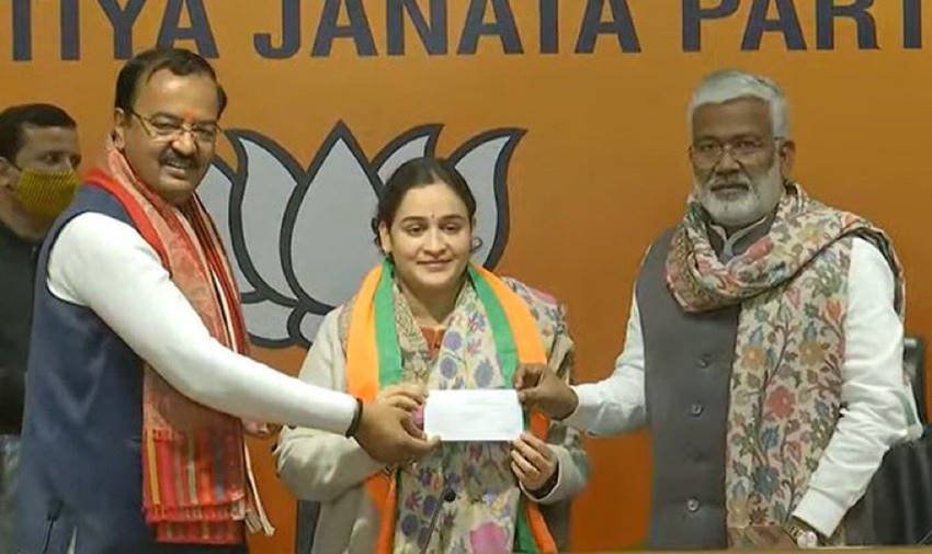 समाजवादी पार्टी के तीनों ही बड़े और प्रभावशाली नेताओं के पहुंचने के बाद भी अपर्णा यादव अपनी सीट नहीं निकाल पाई थीं। पिछली हार को भुलाते हुए अब उन्होंने बीजेपी का दामन थामा है। 