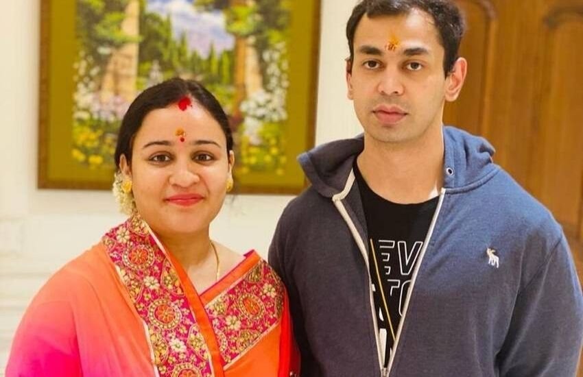 अब वजह कुछ भी हो अपर्णा मुलायम कुनबे की तीसरी सदस्य बन गई हैं, जो बीजेपी में आ चुके हैं।