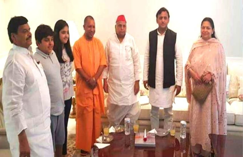 योगी आदित्यनाथ ने मुलायम कुनबे में एक बार फिर सेंधमारी कर उनकी छोटी बहू अपर्णा को अपने खेमे में कर लिया है।