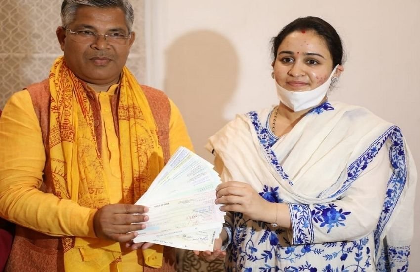 बता दें कि अपर्णा शुरू से ही बीजपी और मोदी की तारीफ करती रही थीं। वहीं राम मंदिर के लिए भी उन्होंने खुलकर चंदा दिया था।