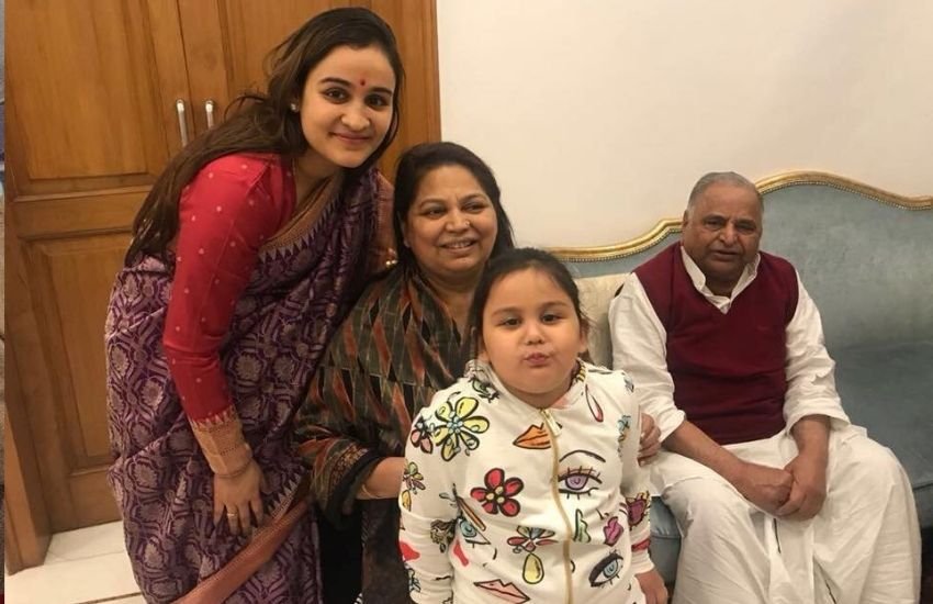 माना जाता है कि अपर्णा लखनऊ कैंट की सीट के लिए अड़ी थीं, लेकिन ये सीट डिंपल यादव की दोस्त भट्ट को मिलने की उम्मीद थी। वहीं, अपर्णा ने एक इंटरव्यू में यह भी कहा था कि अखिलेश यादव उनसे मिलते नहीं हैं।