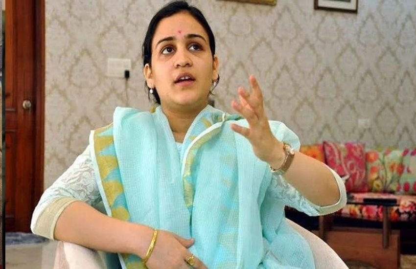 अपर्णा ने अखिलेश यादव के कोराना वैक्सीन बयान पर भी टिप्पणी की थी और उनके बयान पर आपत्ति की थी। Photos: PTI and Social Media