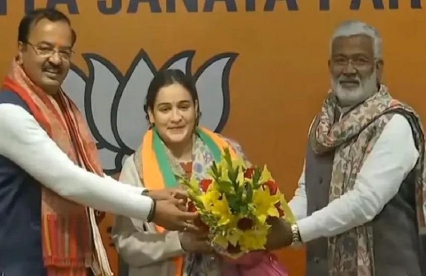 मुलायम सिंह यादव की दूसरी पत्नी साधना गुप्ता के बेटे प्रतीक यादव की पत्नी अपर्णा यादव सपा छोड़कर अब बीजेपी में शामिल हो गई हैं। हालांकि, मुलायम की भतीजी और दामाद भी जिला पंचायत के चुनाव के समय बीजेपी में शामिल हो गए थे। जहां तक बात अपर्णा के बीजेपी में आने की है तो वह एक नहीं कई कारण से अपने जेठ और सपा के राष्ट्रीय अध्यक्ष अखिलेश यादव से नाराज थीं।